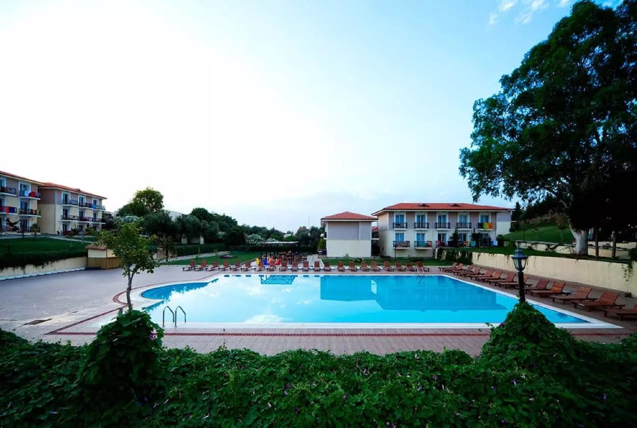 CLUBRESORT_SHABAVIZ (2).jpg